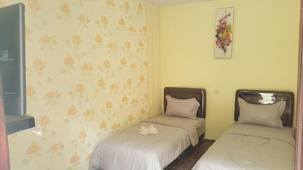 Adel'S Guest House Malang Buitenkant foto