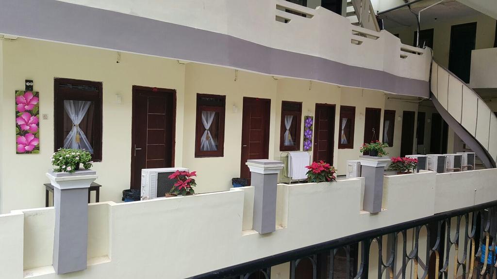 Adel'S Guest House Malang Buitenkant foto